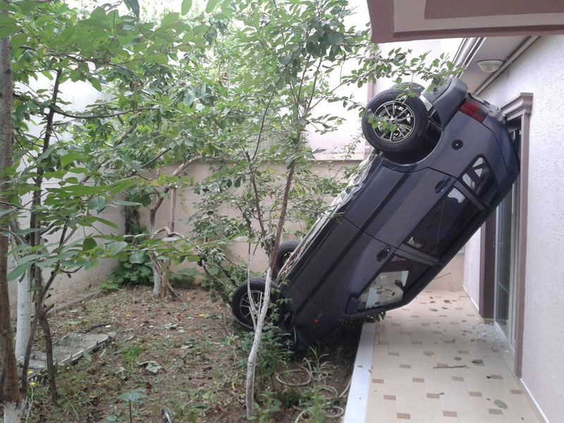 Osmangazi'de sabah bahçeye çıktı şaha kalkmış otomobili görünce şok geçirdi