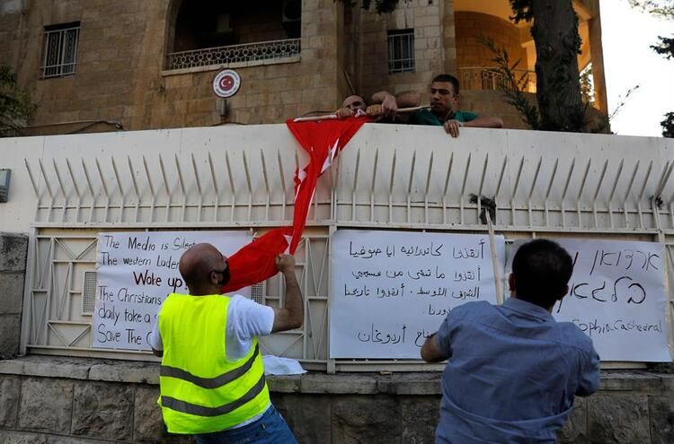 Kudüs'te Türk bayrağını ateşe verdiler! Ayasofya'nın cami yapılması kudurttu