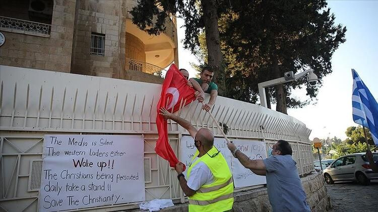 Kudüs'te Türk bayrağını ateşe verdiler! Ayasofya'nın cami yapılması kudurttu