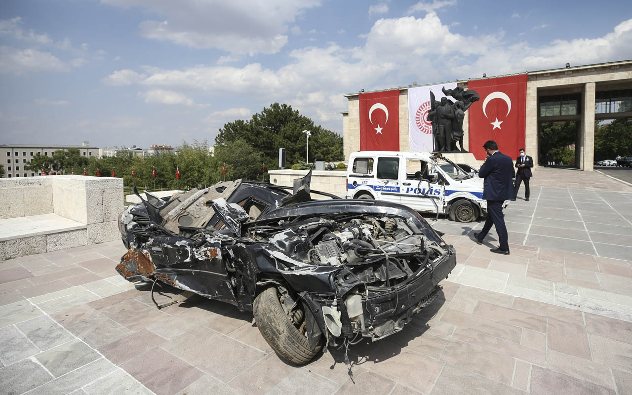 15 Temmuz'da FETÖ'cülerin ezdiği araçlar Meclis'e getirildi