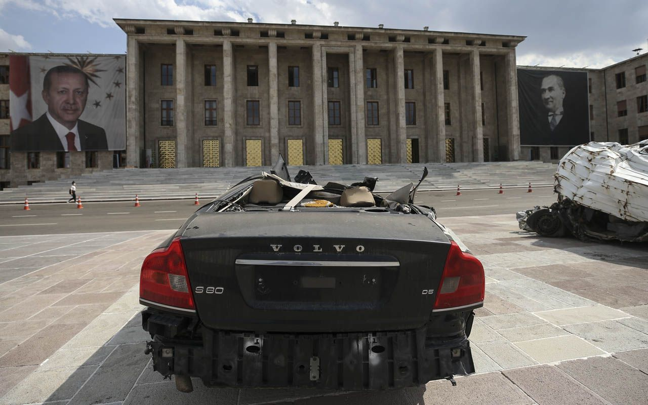 15 Temmuz'da FETÖ'cülerin ezdiği araçlar Meclis'e getirildi