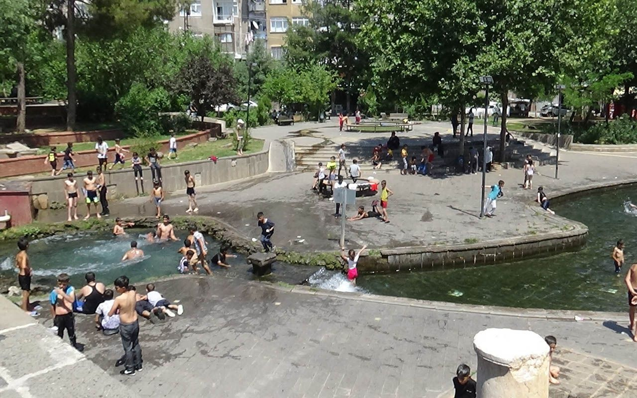 Diyarbakır'da parkta suya giren çocuklar: Koronavirüsten korkmuyoruz, o bizden korksun