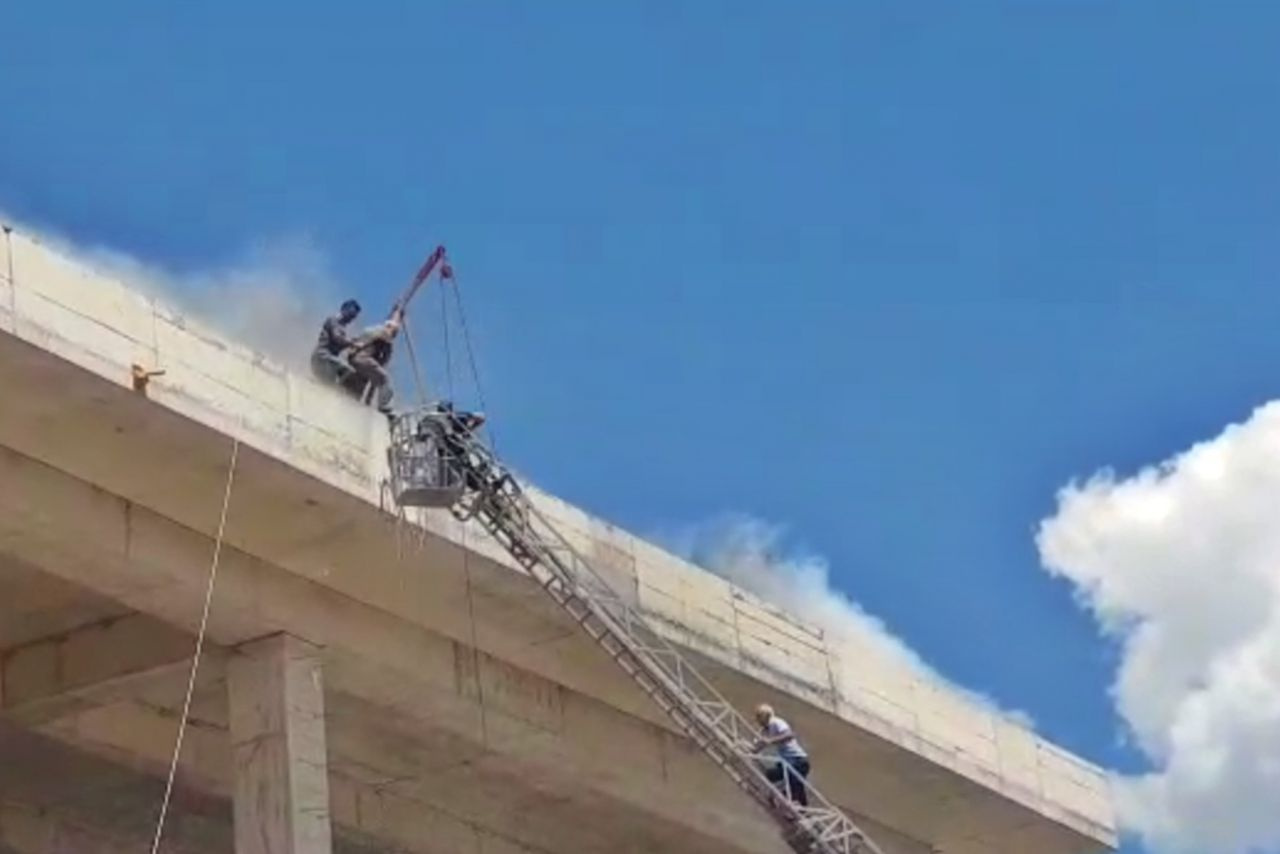 Tunceli'de inşaat halindeki binada çıkan yangında mahsur kalan 2 işçi son anda kurtarıldı