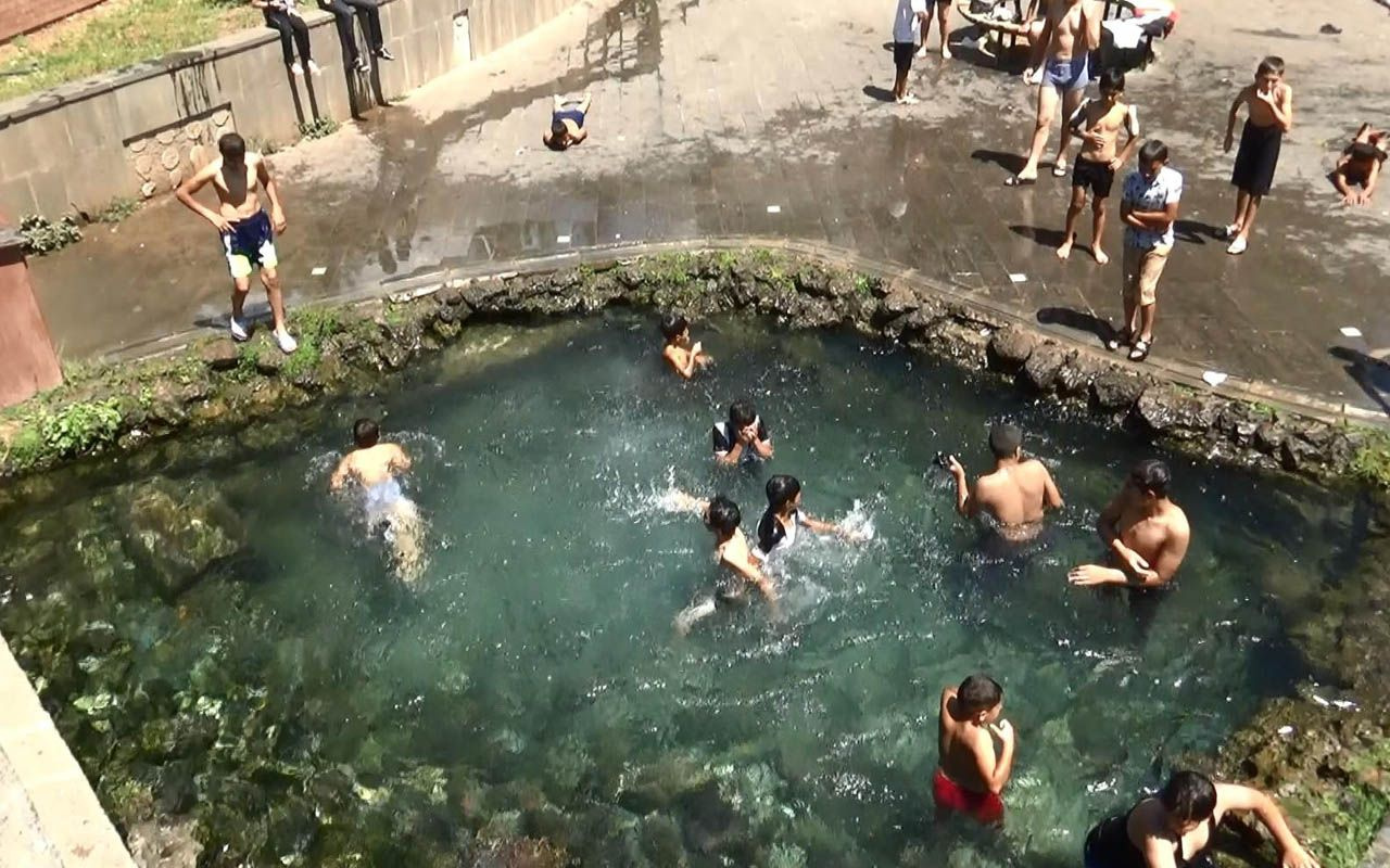 Diyarbakır'da parkta suya giren çocuklar: Koronavirüsten korkmuyoruz, o bizden korksun