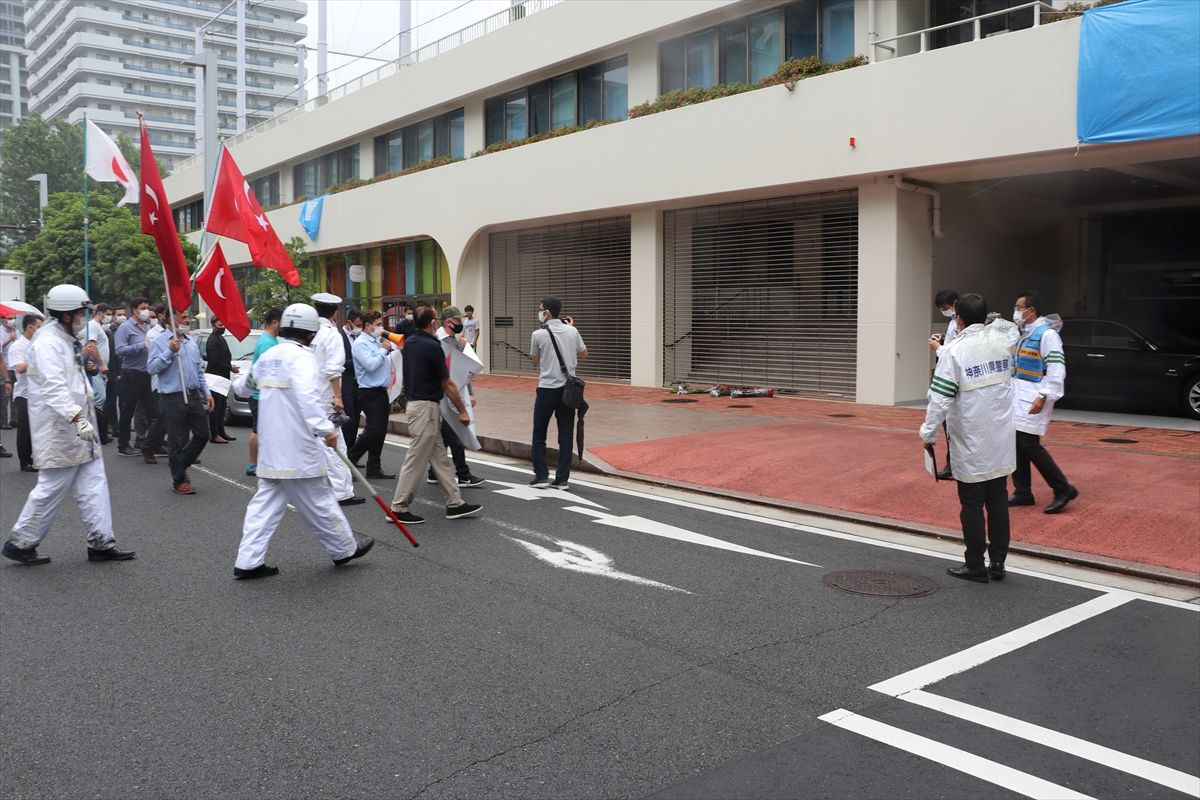 Japonya'da FETÖ'ye ait okulun önünde terör örgütü protestosu