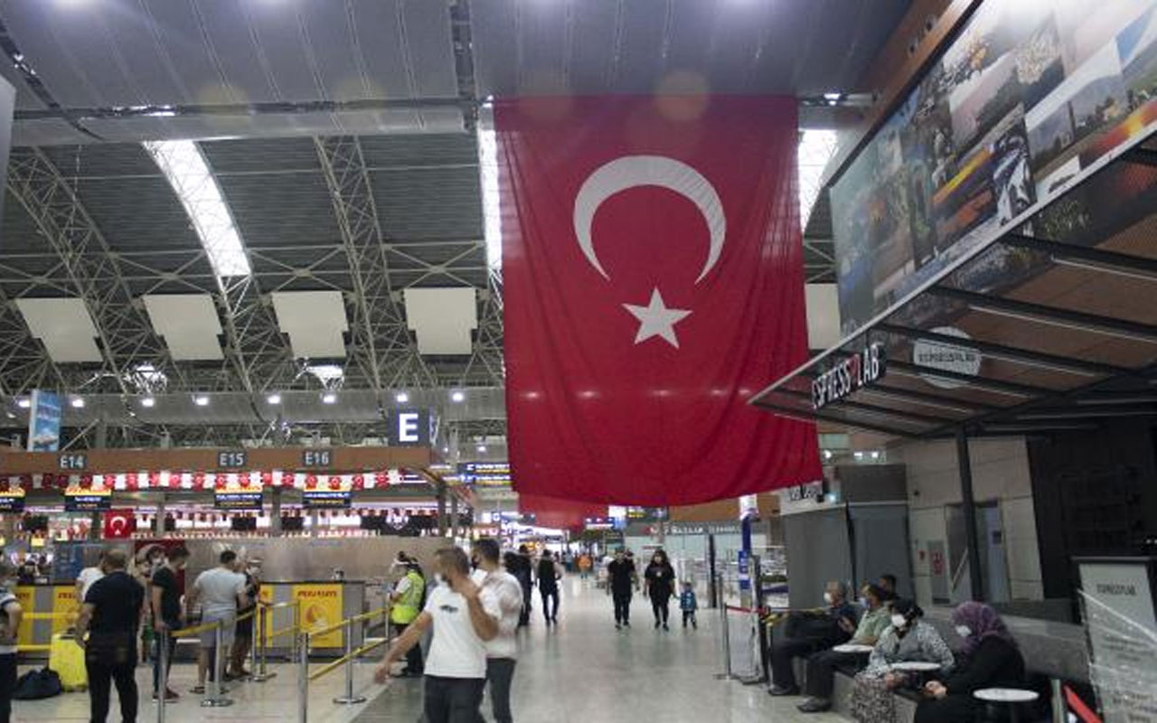 Sabiha Gökçen Havalimanı Türk bayrakları ile donatıldı