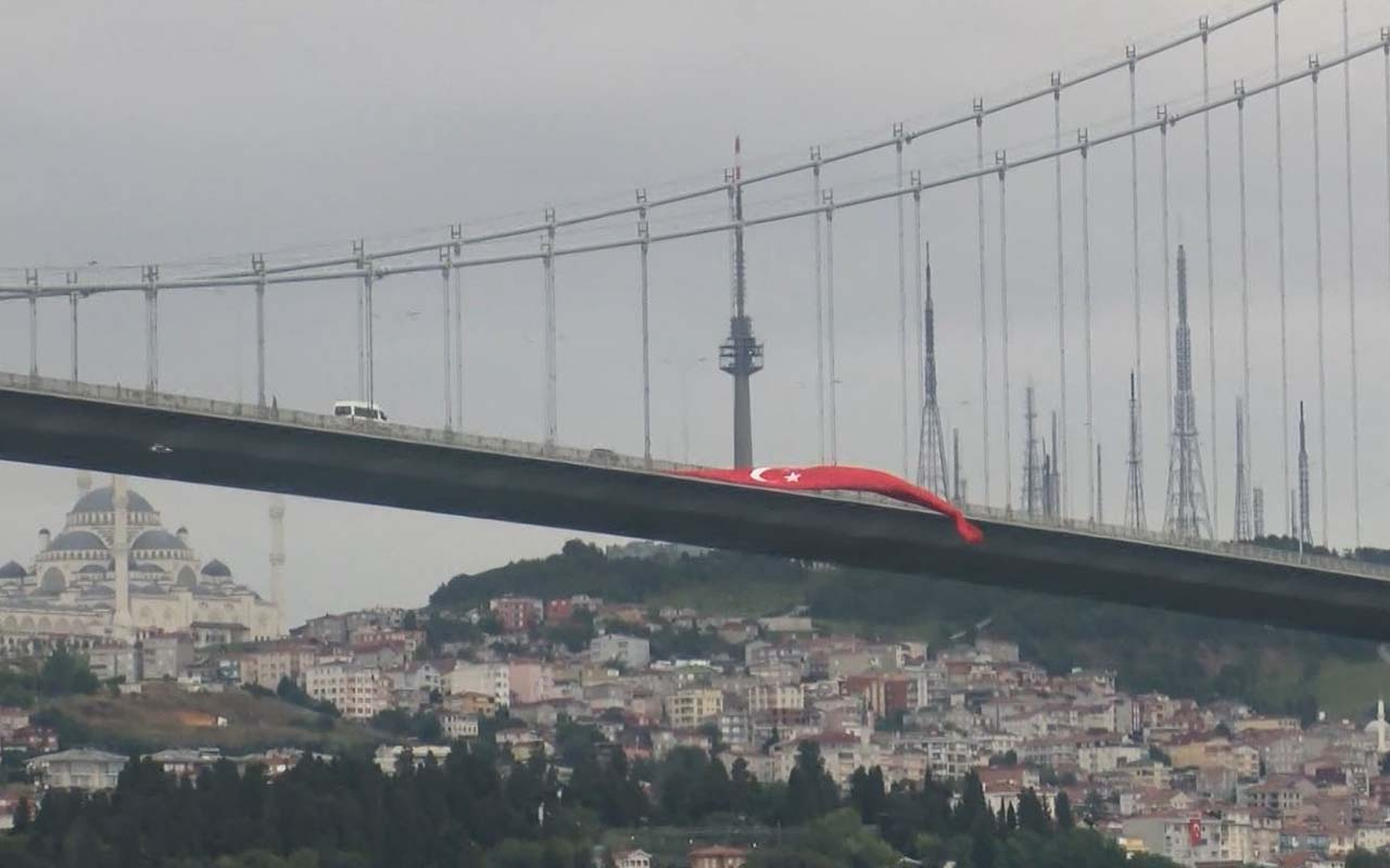 15 Temmuz Şehitler Köprüsü'ne dev Türk bayrakları asıldı