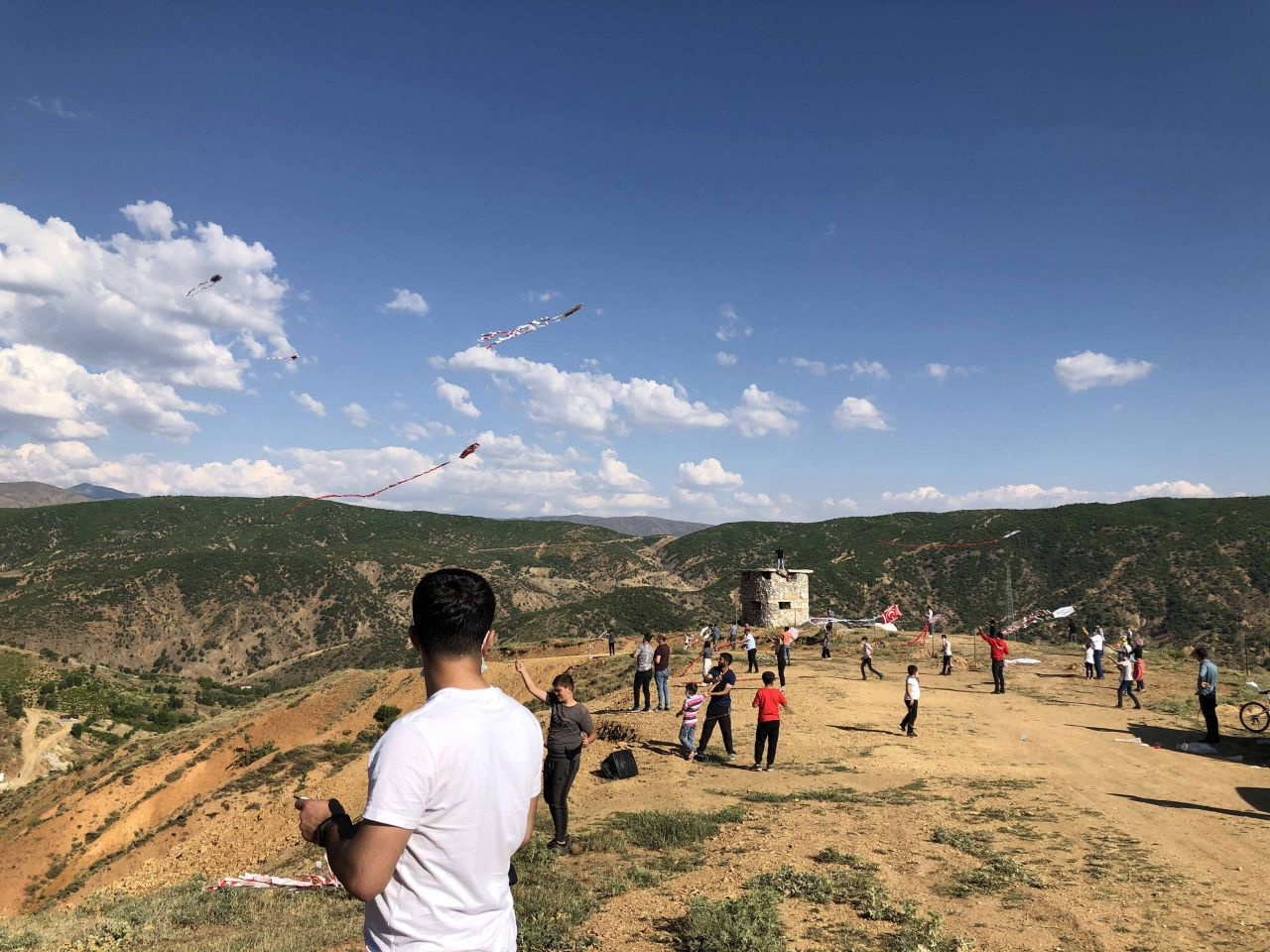 Bitlis Hizan’da uçurtma şenliği! 15 Temmuz şehitleri anıldı