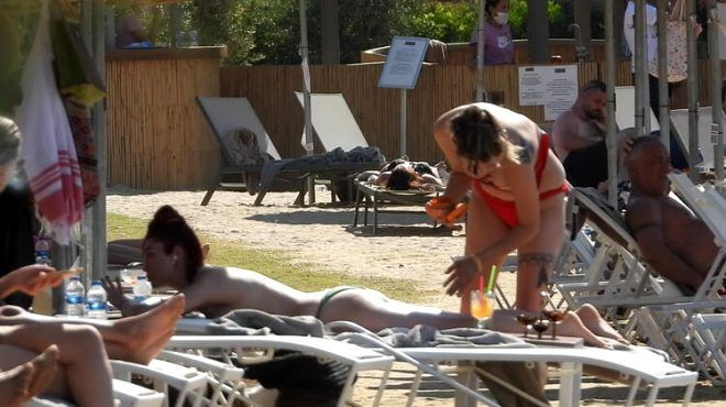 Aslıhan Güner plajda üstsüz güneşlendi Show TV Kuzey Yıldızı İlk Aşk'da oynuyor