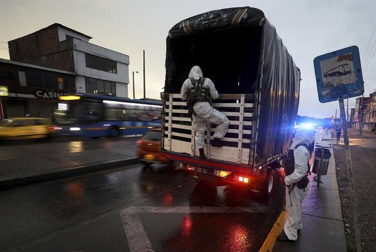 Kolombiya'da silahlı çeteler korona karantinasına uymayanı öldürüyor! Silahla sokaktalar