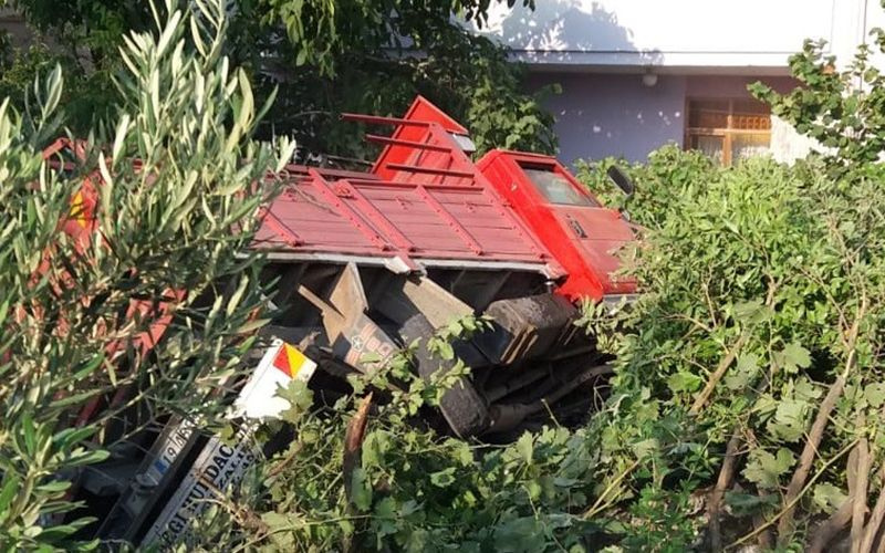 Çorum'da freni patlayan kamyonet evin bahçesine uçtu!