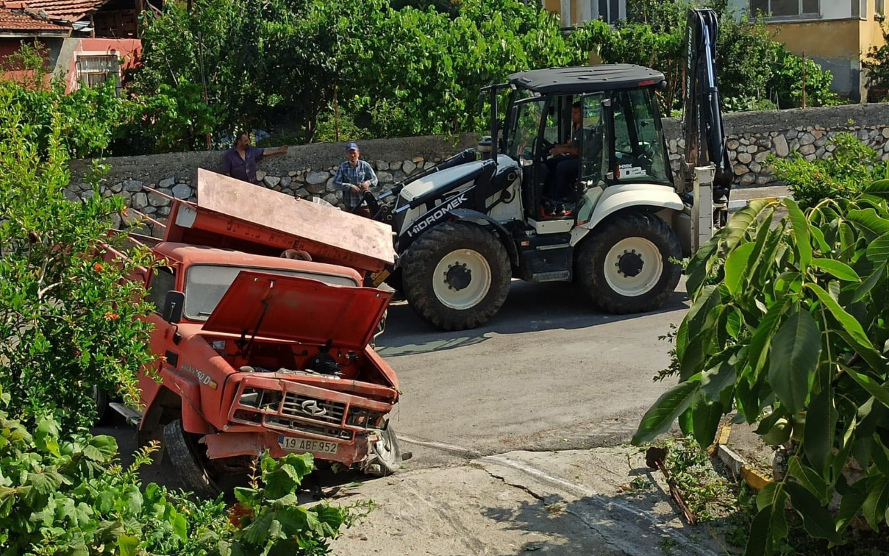 Çorum'da freni patlayan kamyonet evin bahçesine uçtu!