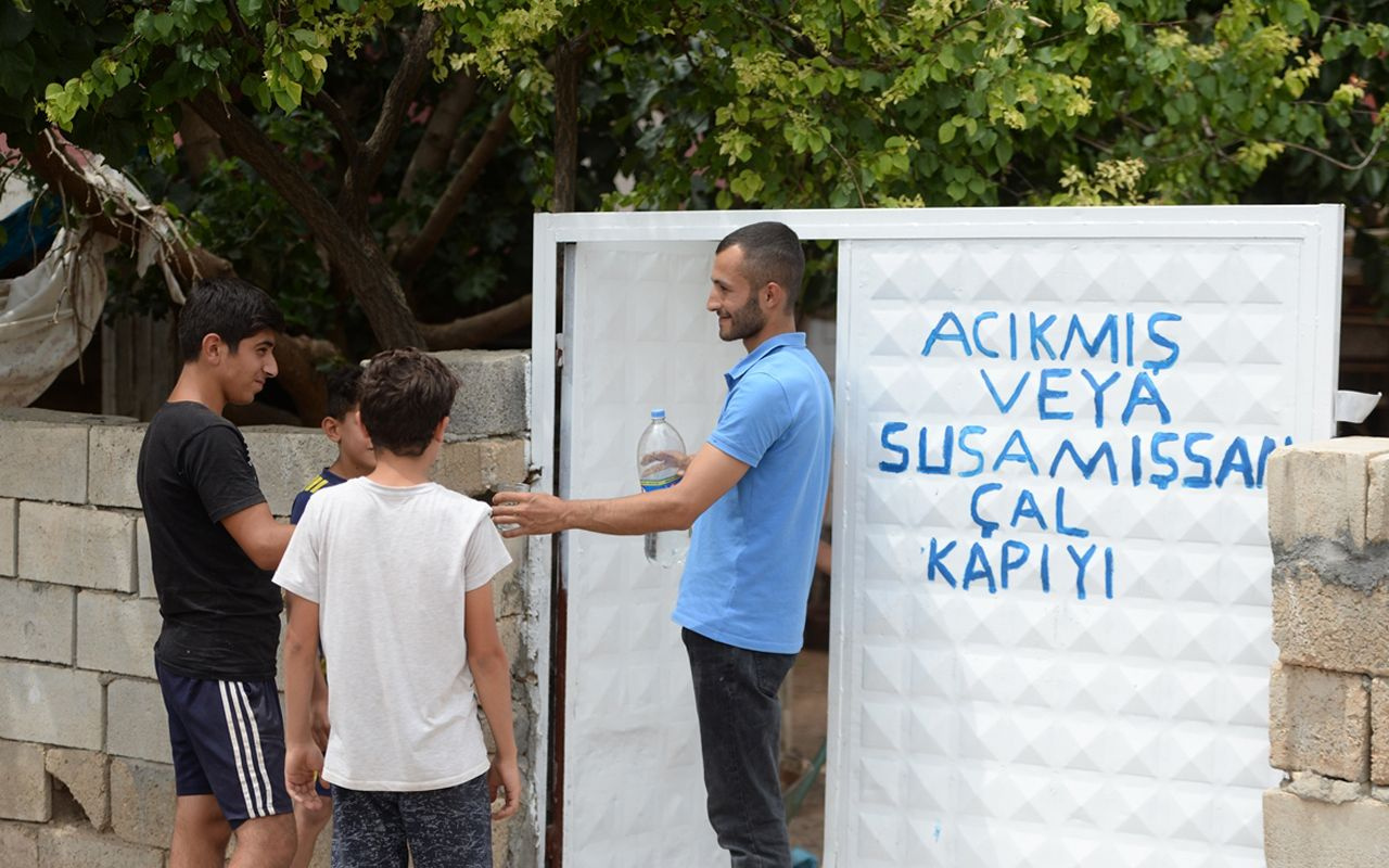 Mardin'de yazdığı yazıyla tanımadığı kişileri sofrasında ağırlıyor