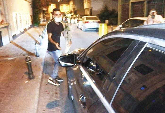 Murat Cemcir'in şoförü aracın önüne atlayan çiçekçiye çarpıp kaçtı!