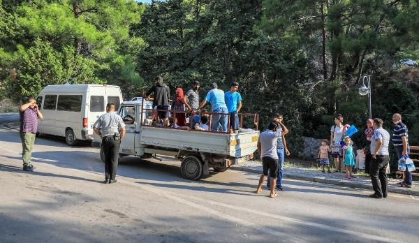 Antalya'da mesire alanı girişinde 2 kilometrelik piknik kuyruğu