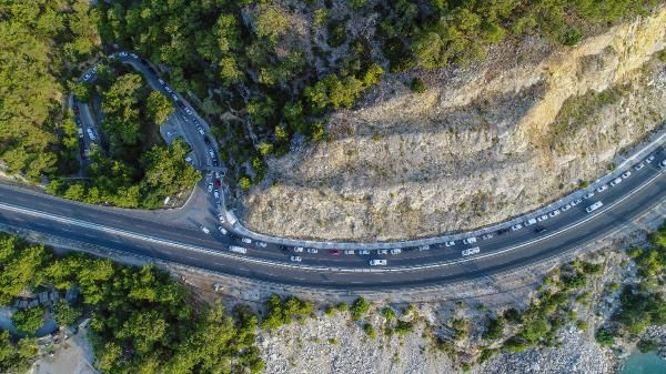 Antalya'da mesire alanı girişinde 2 kilometrelik piknik kuyruğu