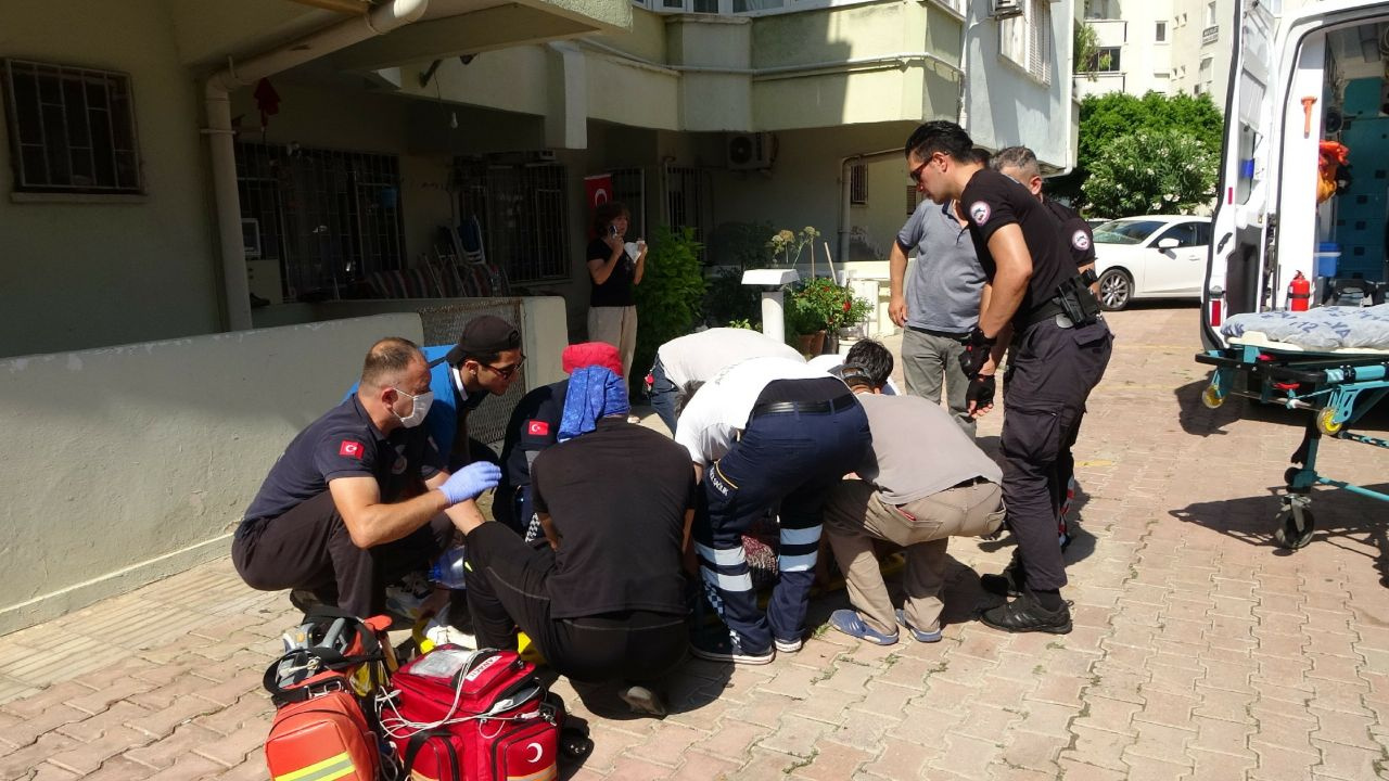 Antalya'da 6. kattan düşen doktor hayatını kaybetti