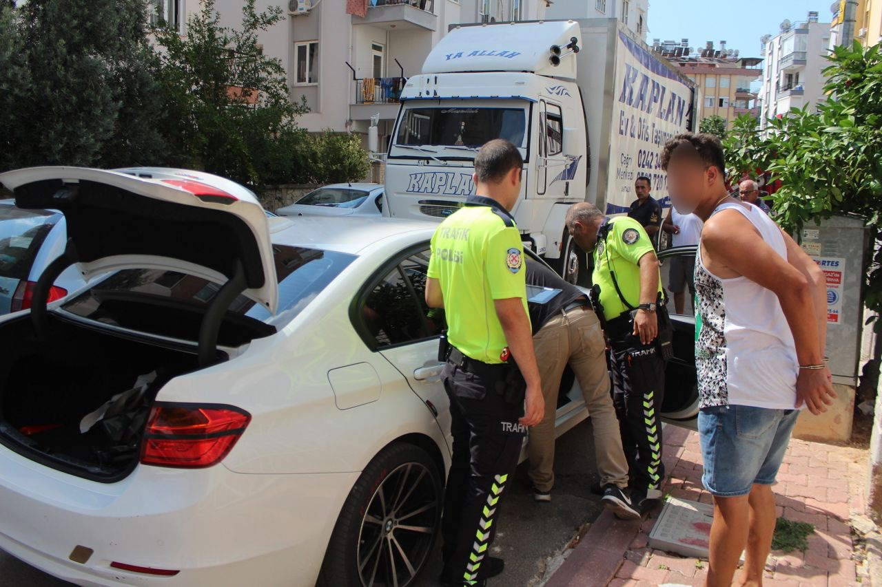 Filistinli genç Antalya'ya birbirine kattı! Üstüne araba sürdüğü polislere mafya zannetmiş