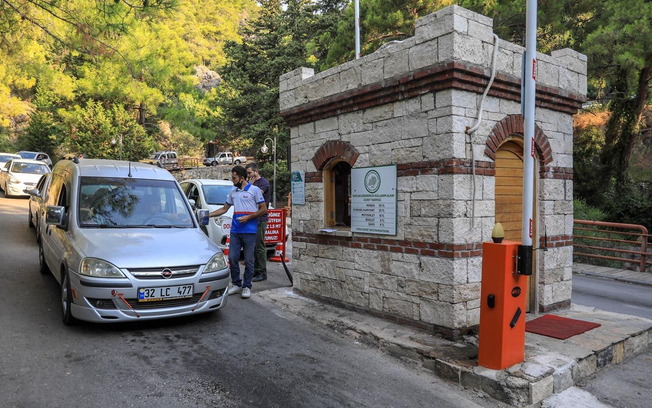 Antalya'da piknik yapmaya koşuldu mesire alanı girişinde 2 kilometrelik kuyruk