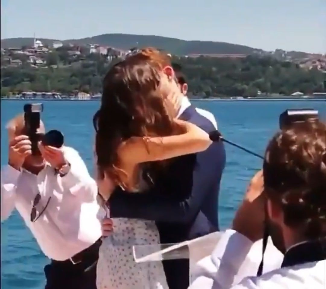 Sen Çal Kapımı dizisinde Hande Erçel ve Kerem Bürsin'in öpüşme videosu olay yarattı