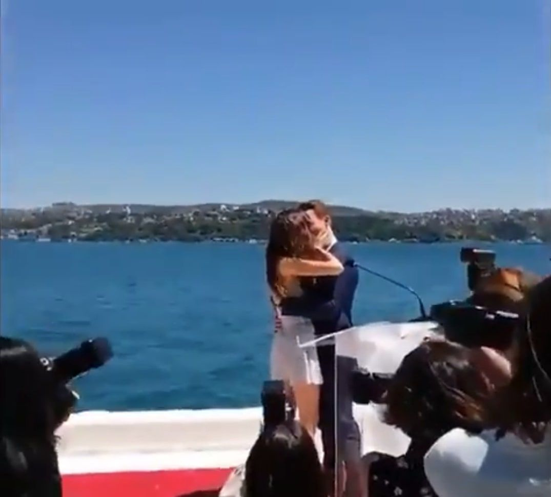 Sen Çal Kapımı dizisinde Hande Erçel ve Kerem Bürsin'in öpüşme videosu olay yarattı