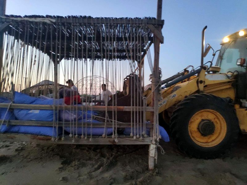 Çeşme'de kumsaldaki 1500 liralık localar kaldırıldı