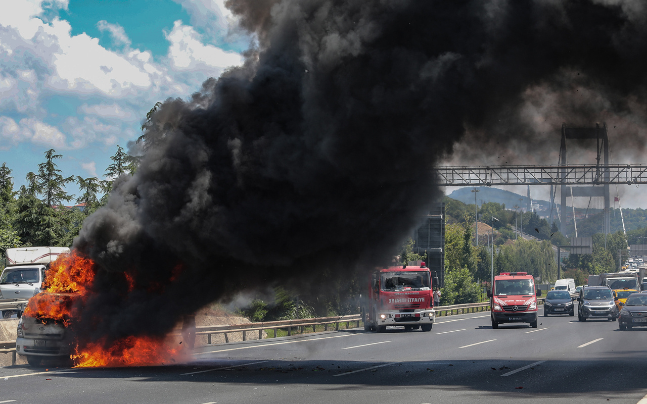 Fatih Sultan Mehmet Köprüsü'nde yangın korkuttu! Balon yüklü kamyonet alev aldı