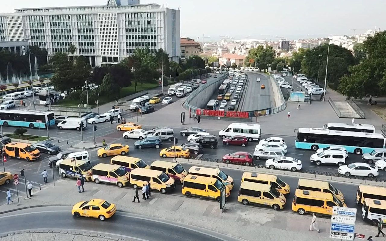 İstanbul Büyükşehir Belediyesi'nde dolmuşçuların 'Taksi plakası' eylemi!