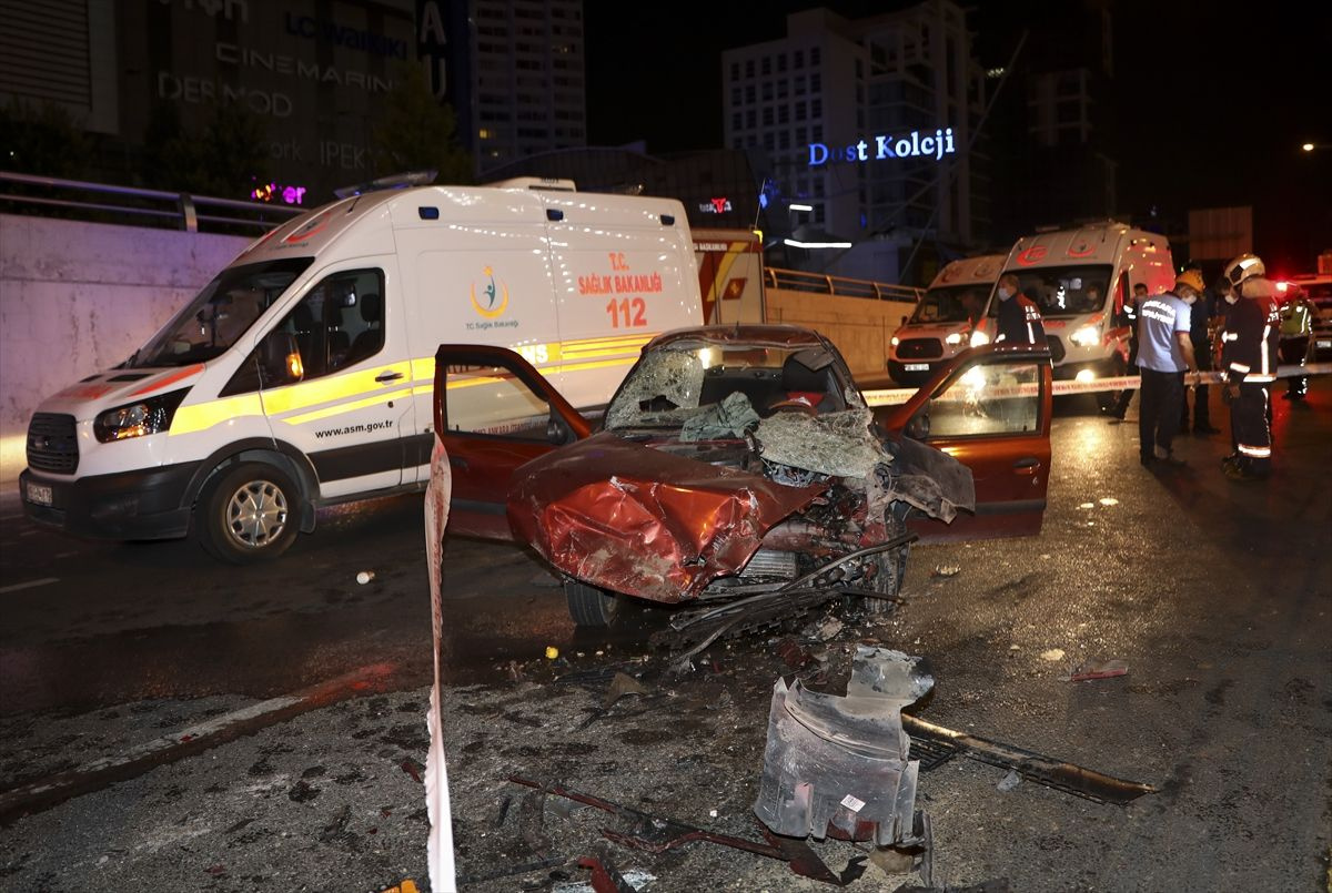 Başkentte otomobil temizlik aracına arkadan çarptı: 2 ölü, 3 yaralı