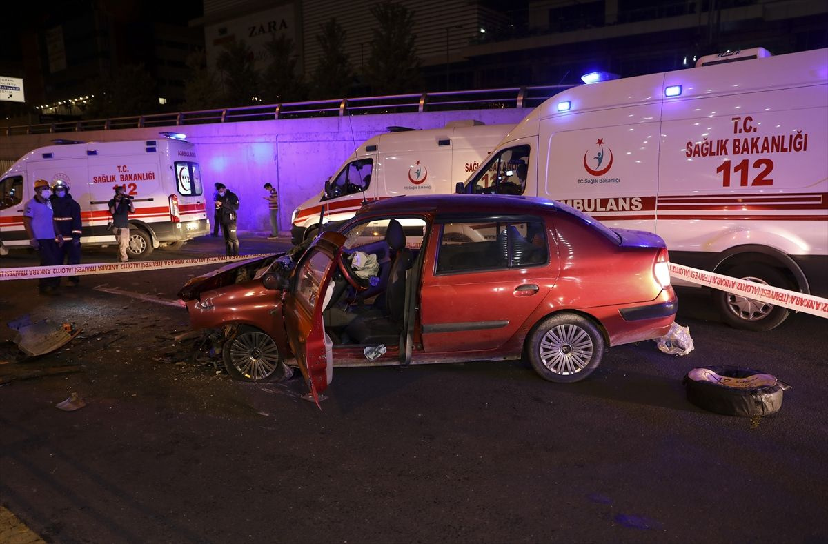 Başkentte otomobil temizlik aracına arkadan çarptı: 2 ölü, 3 yaralı