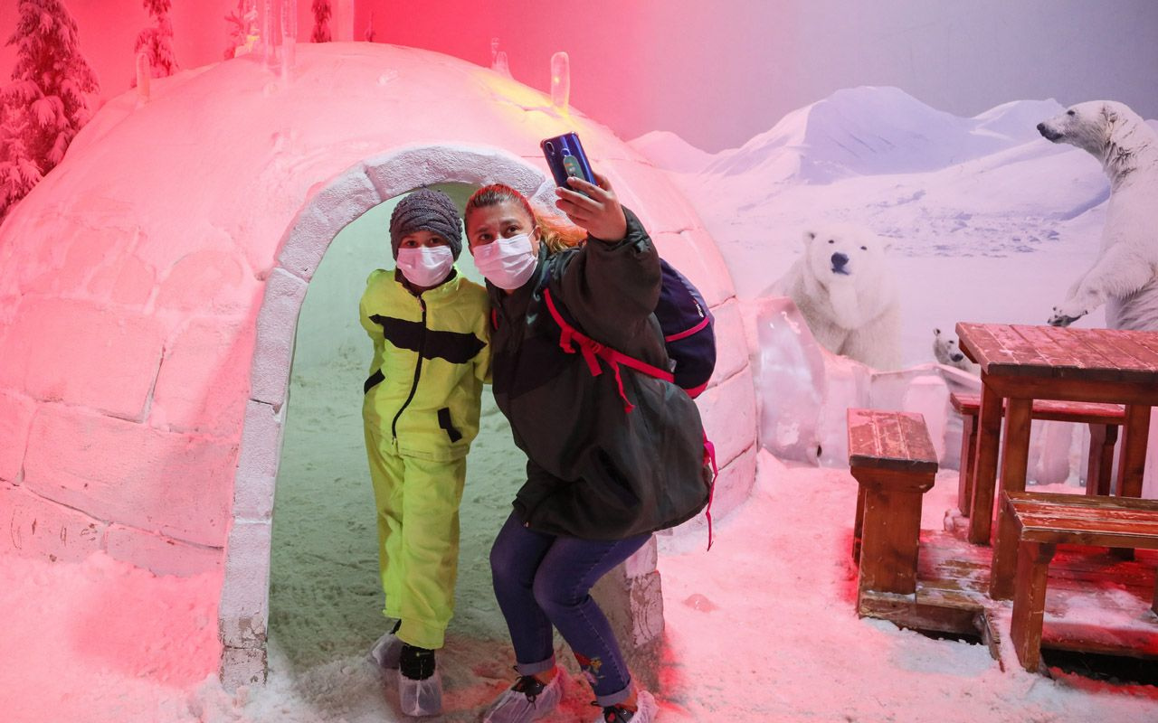 Antalya'da 40 derecede yaşanan kış havası turist ve çocukların vazgeçilmezi oldu