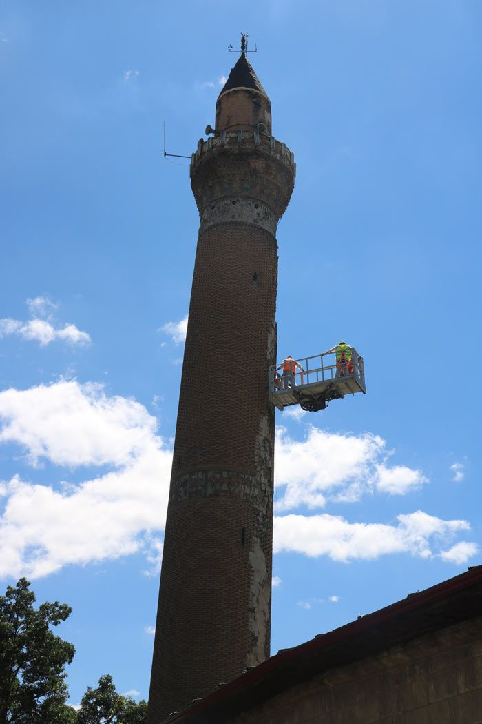 Sivas'ta 832 yıllık Ulu Cami'nin eğri minaresinin sırrını sensörler cözecek