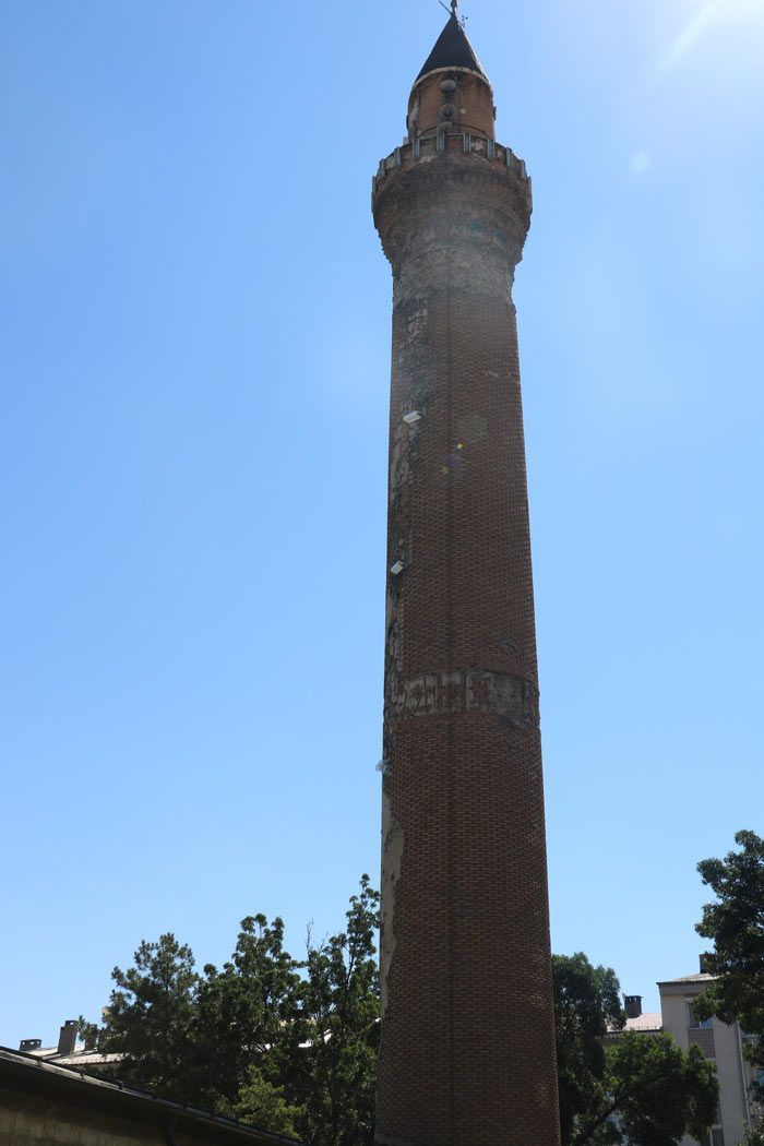 Sivas'ta 832 yıllık Ulu Cami'nin eğri minaresinin sırrını sensörler cözecek