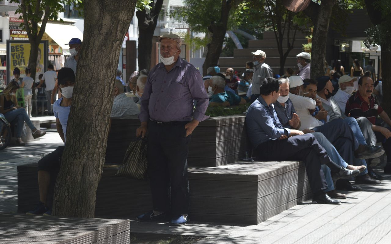 Eskişehir 7'den 70'e sosyal mesafesiz! Görüntüler hem tepki hem koronavirüs çeker