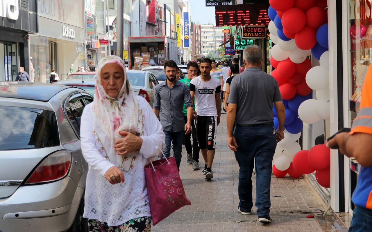 Adana'da kurallara uyan yok! Bakan Koca vakaların arttığı iller arasında göstermişti