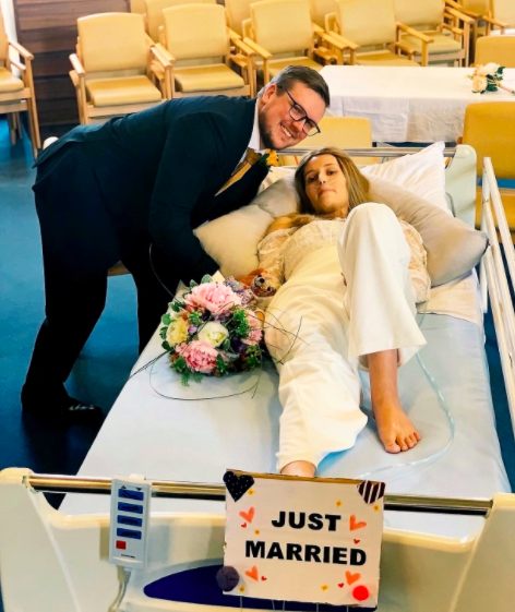 İngiltere'de amansız hastalık çifti ayırdı! Genç kadın düğününü yaptığı hastanede öldü