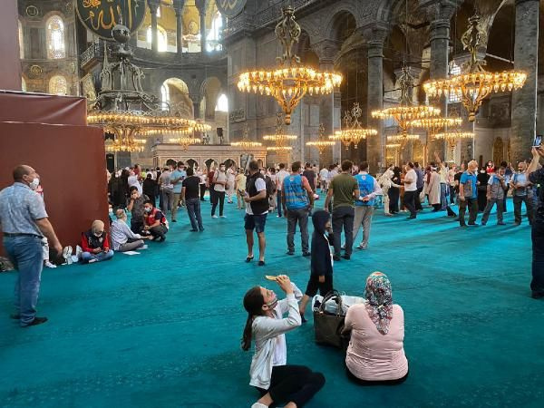 Ayasofya Camii ibadete açıldığının ikinci günü ziyaretçi akınına uğradı