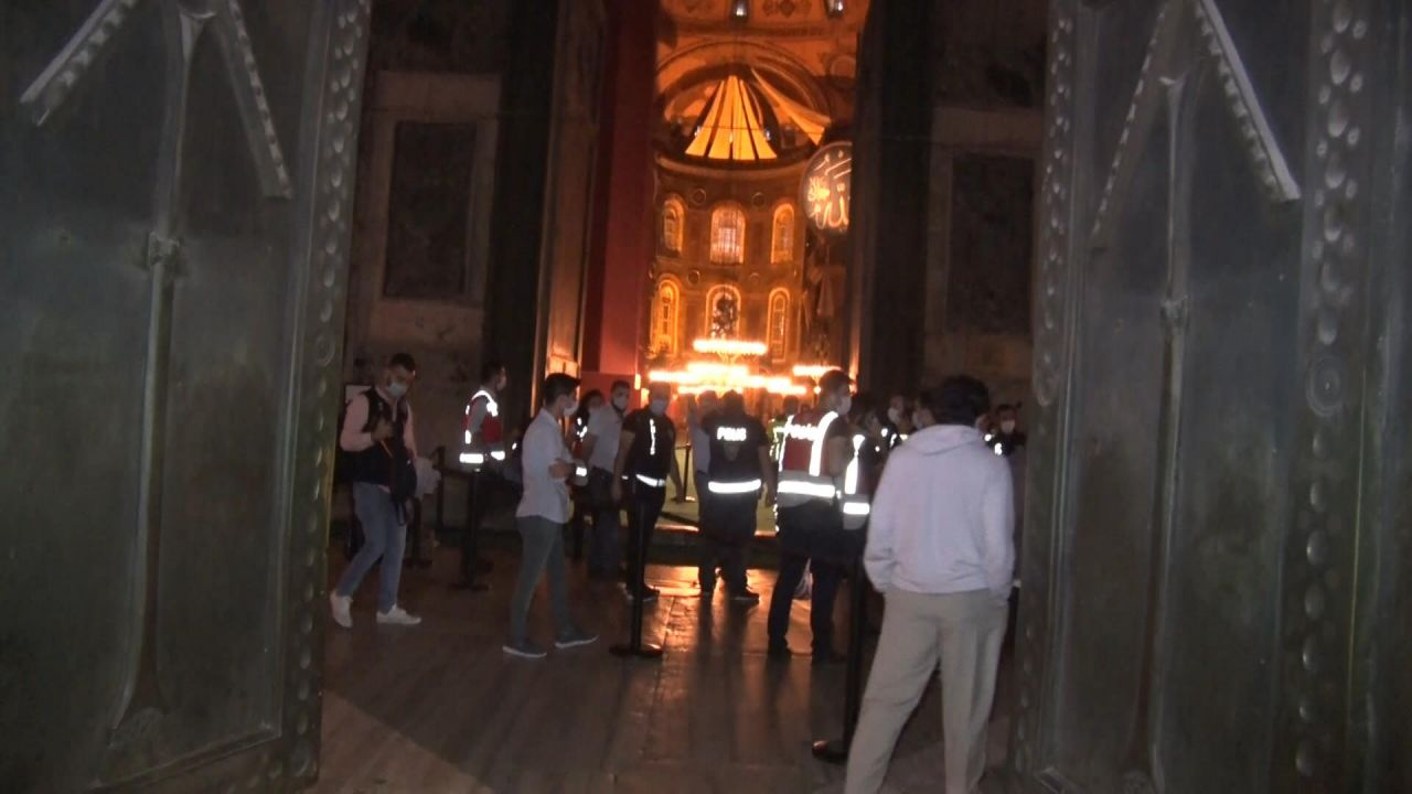 Talimatı duyan gece yarısı Ayasofya Camisi'ne koştu