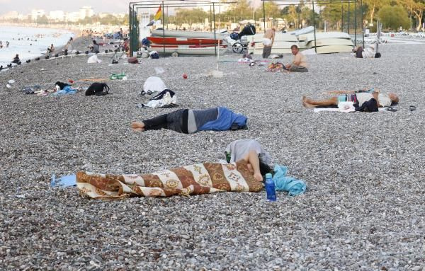 Sıcaktan bunalan Antalyalılar Konyaaltı Sahili'nde sabahlıyor