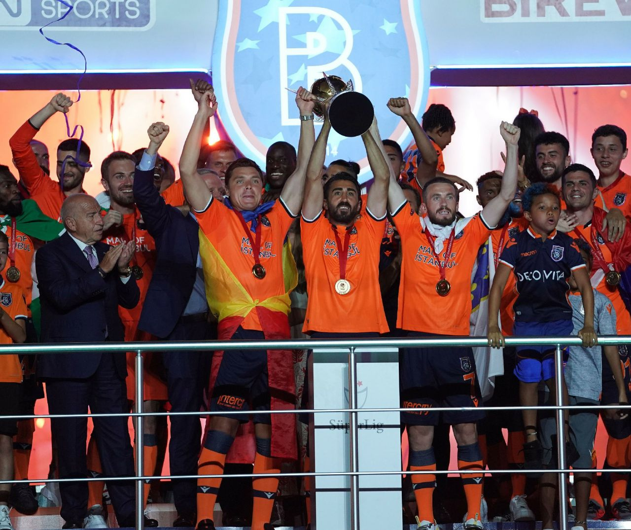 Başakşehir şampiyonluk kupasını kaldırdı