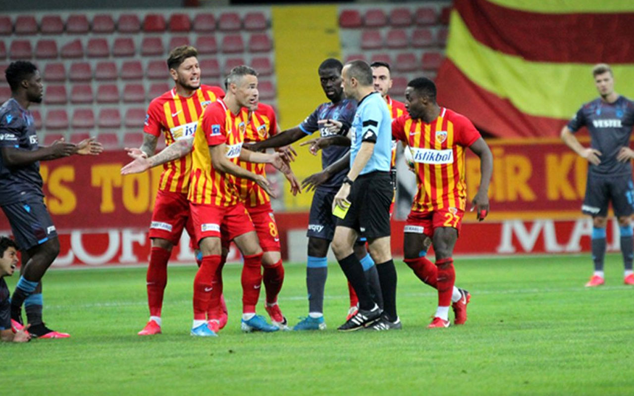 Kayserispor'da futbolcular hakem Cüneyt Çakır'a tepki gösterdi
