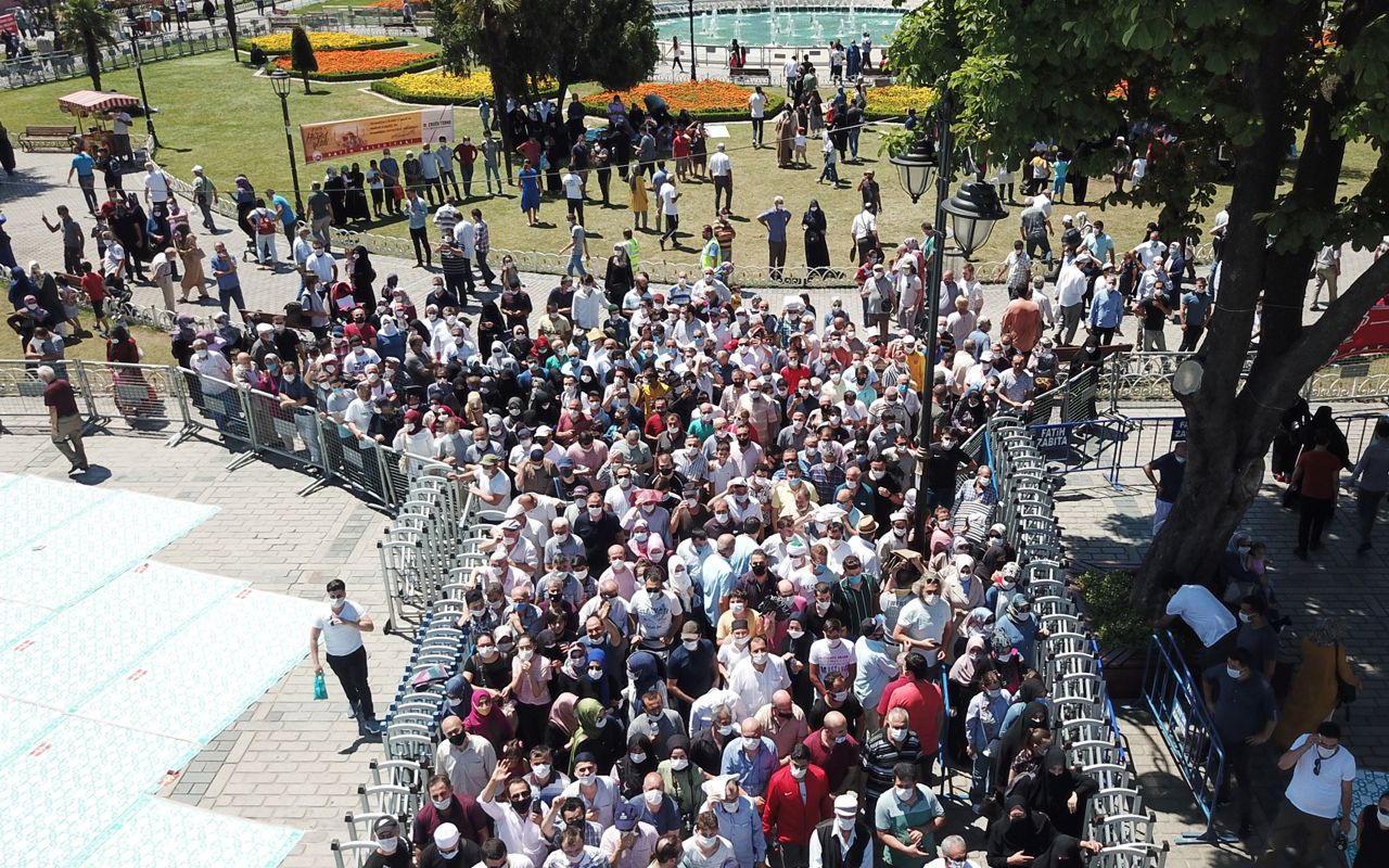 Ayasofya Camii öğle namazı için gelen vatandaşlarla doldu