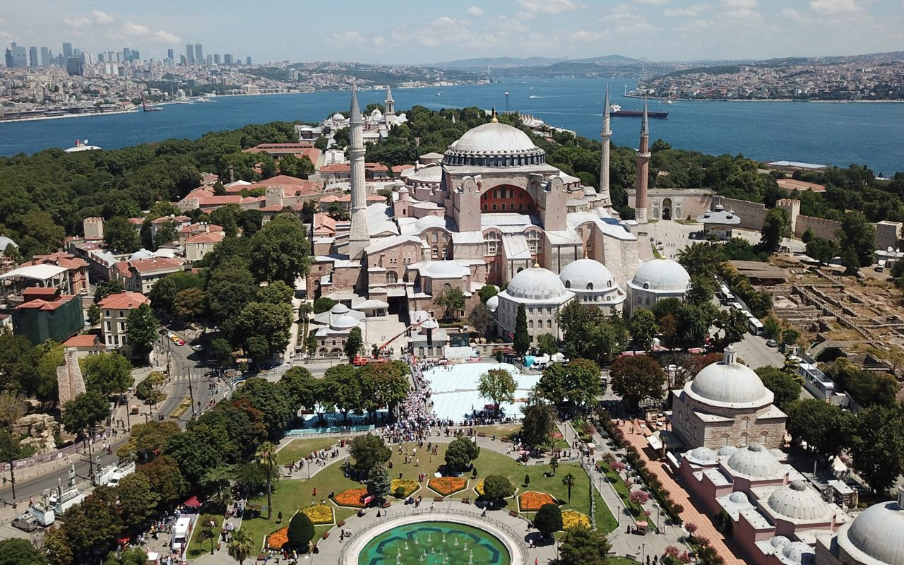 Ayasofya Camii öğle namazı için gelen vatandaşlarla doldu