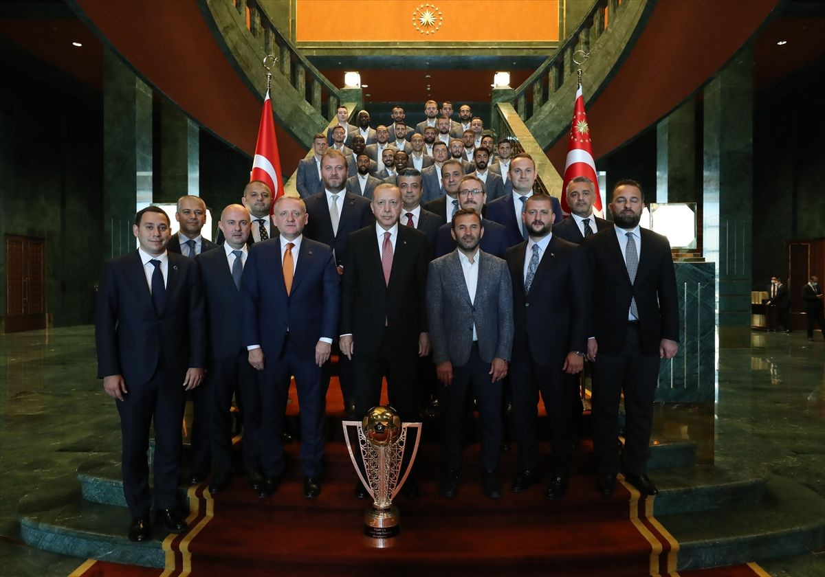 Erdoğan, şampiyon Başakşehir’i kabul etti formaya imzayı attı