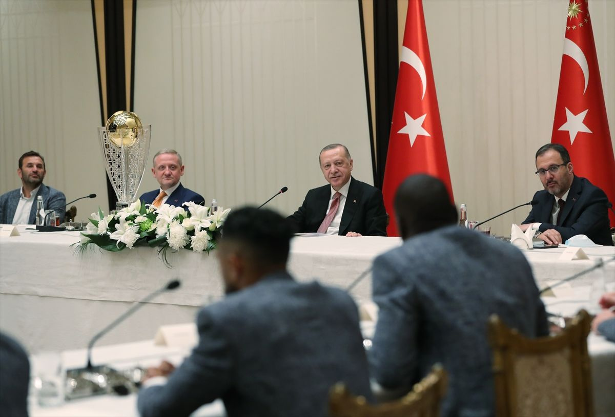 Erdoğan, şampiyon Başakşehir’i kabul etti formaya imzayı attı