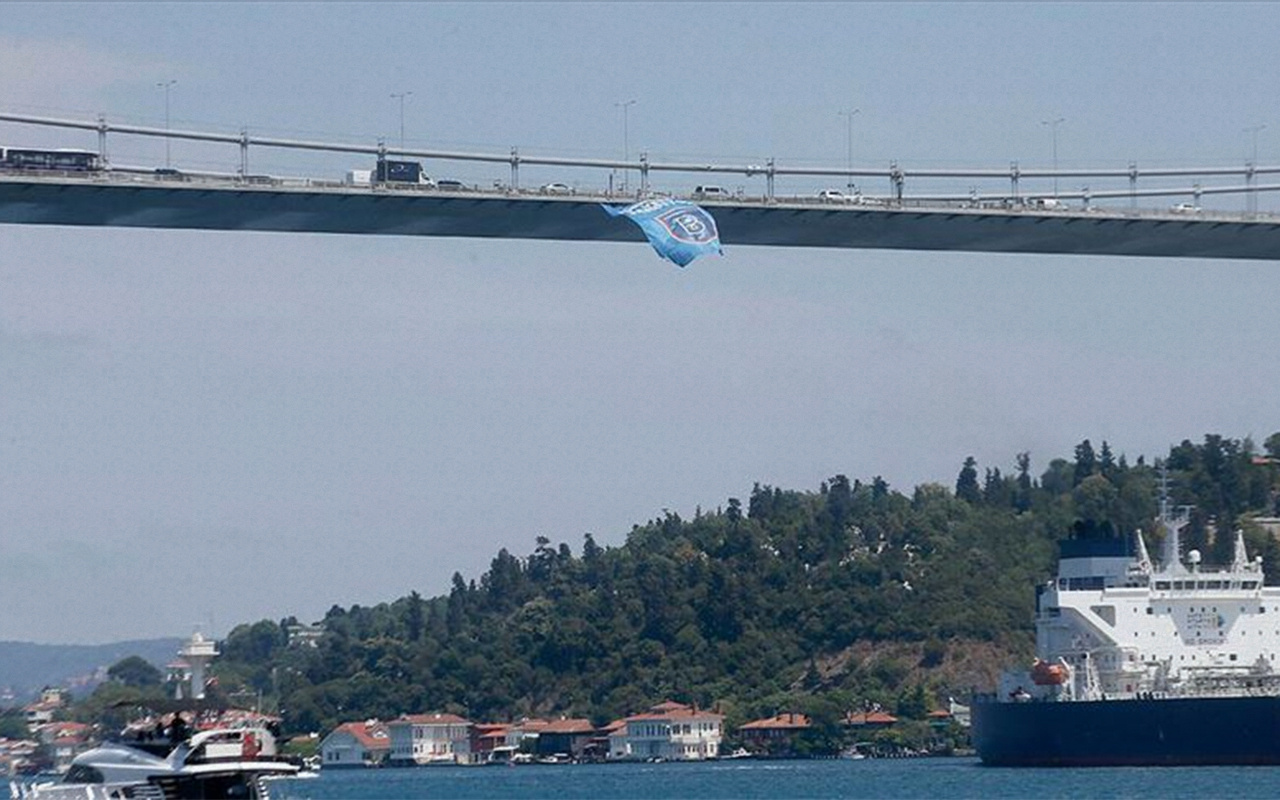 Süper Lig Şampiyonu Başakşehir'in bayrağı köprülere asıldı
