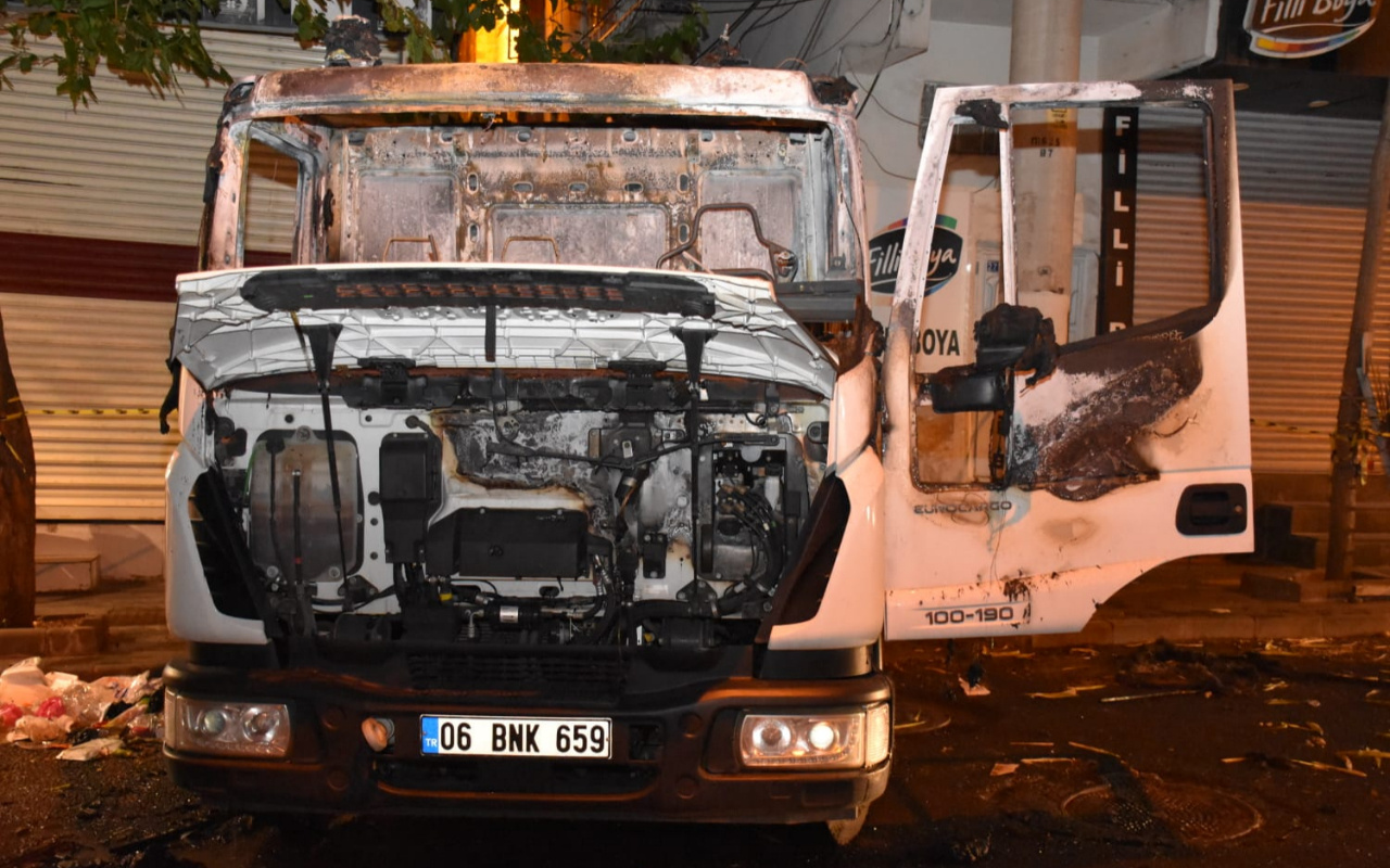 Diyarbakır'da AK Partili  Bağlar Belediyesine ait hizmet aracı yakıldı