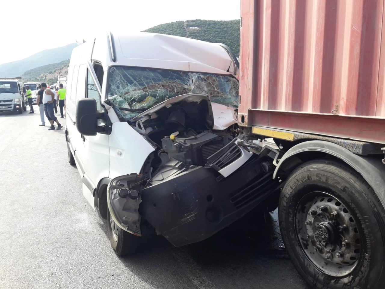 Kocaeli'de yolcu otobüsünün de karıştığı zincirleme kaza meydana geldi