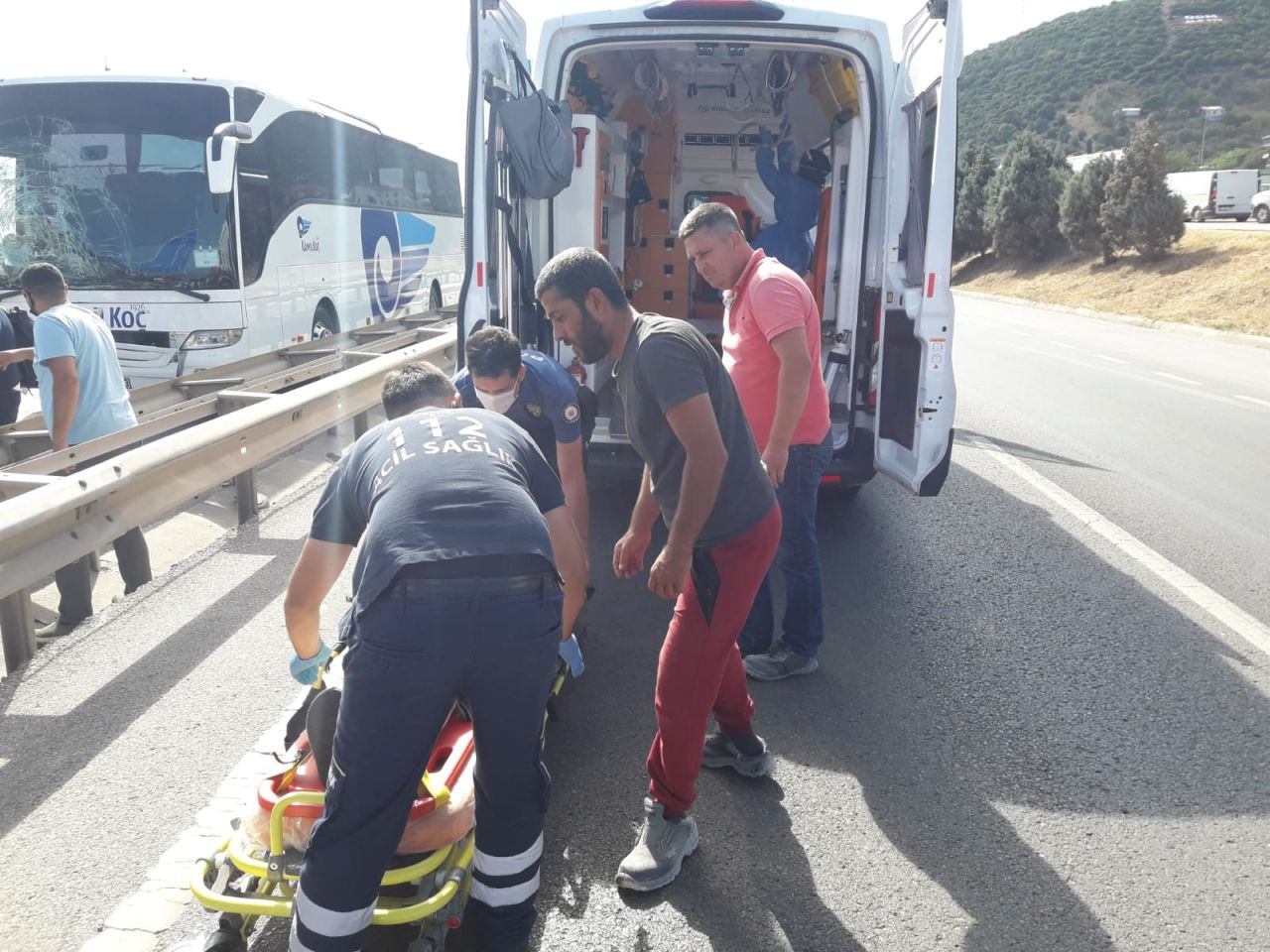 Kocaeli'de yolcu otobüsünün de karıştığı zincirleme kaza meydana geldi