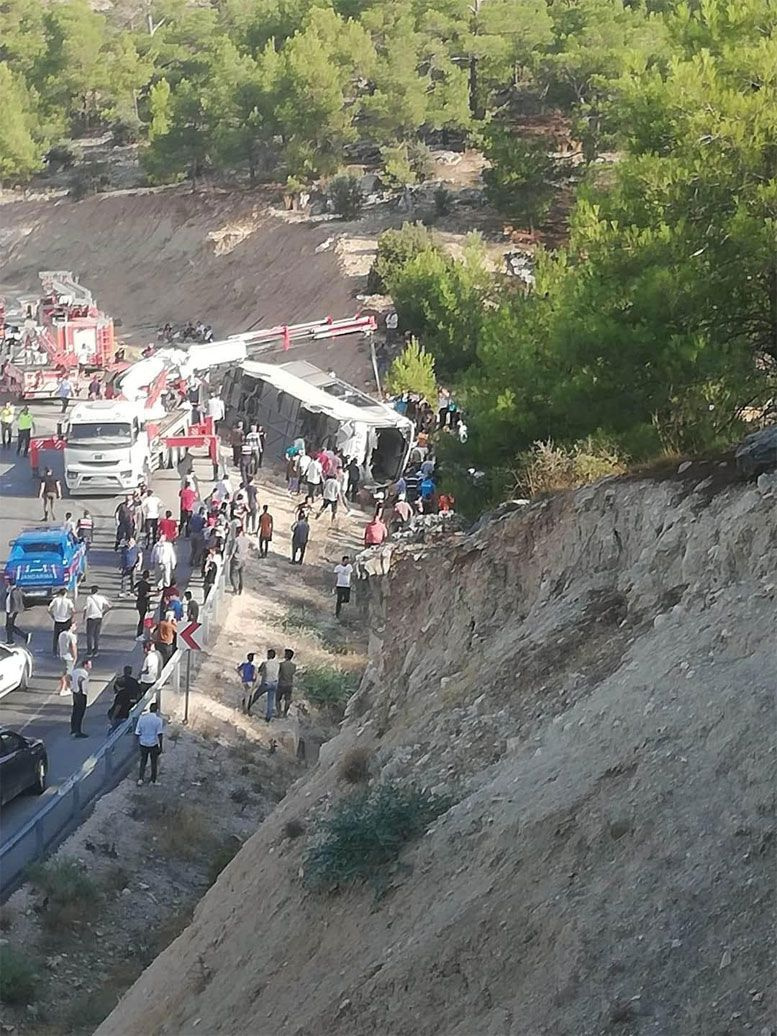 Mersin'de askerleri taşıyan otobüs devrildi: 5 asker şehit oldu